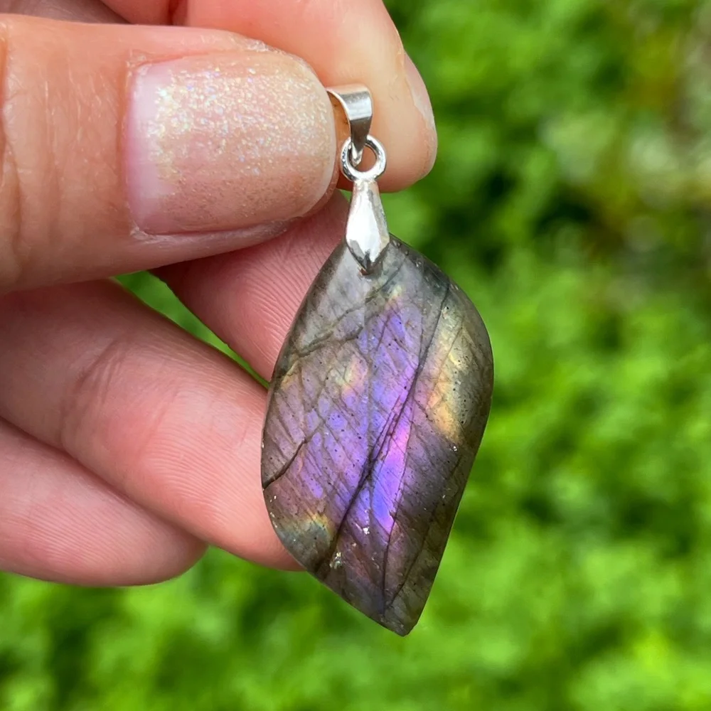 Sterling silver 925 flashy purple labradorite‎ leaf pendant 1689